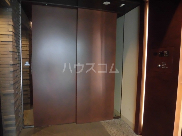 26/28 エントランス