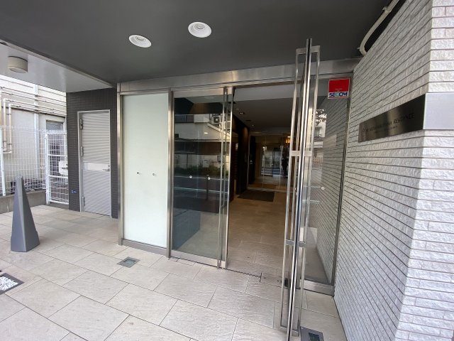 22/27 エントランス