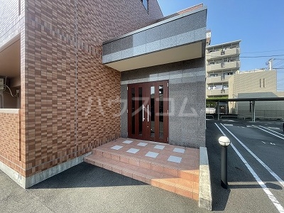 27/30 エントランス