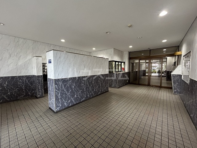 27/30 エントランス