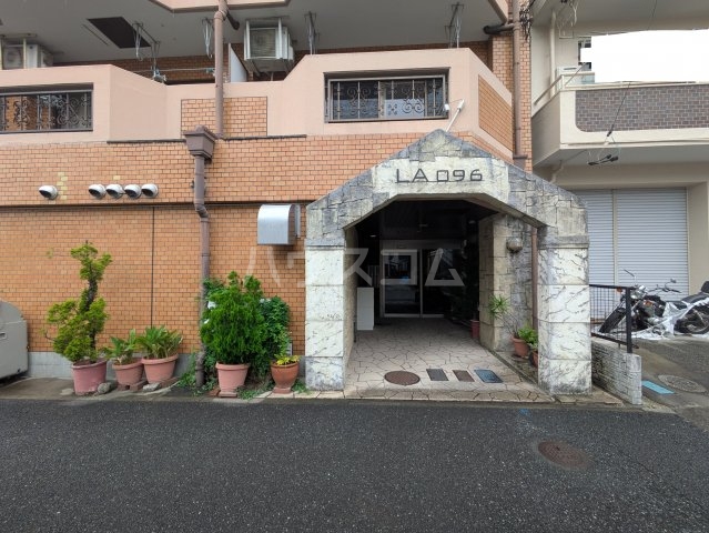 24/28 エントランス