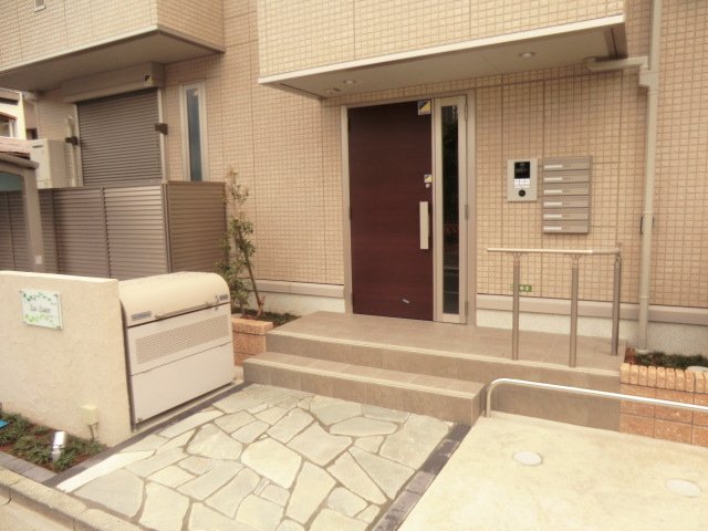 22/27 エントランス