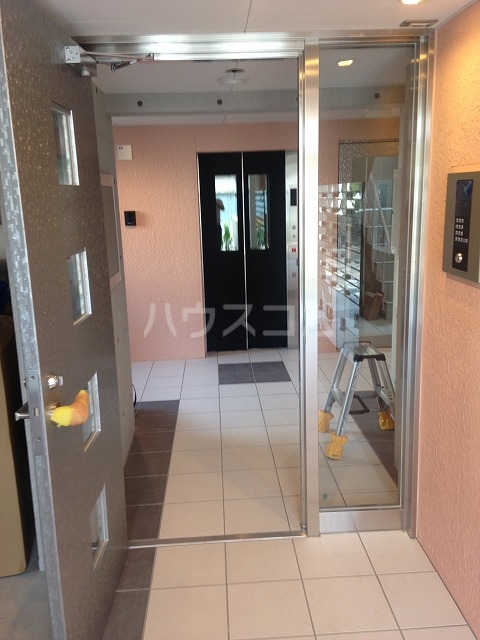 24/30 エントランス