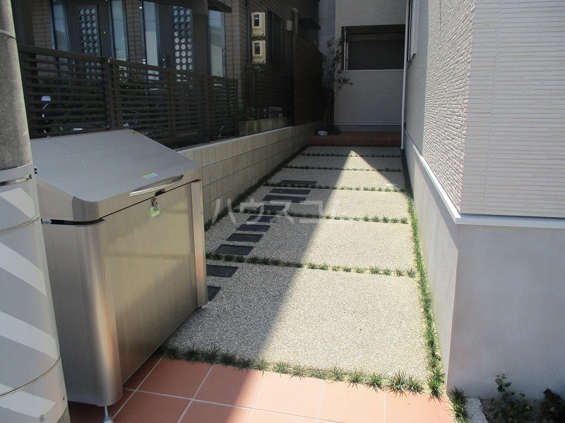 23/30 エントランス