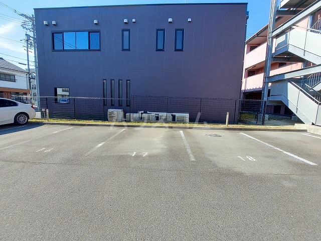 27/30 駐車場