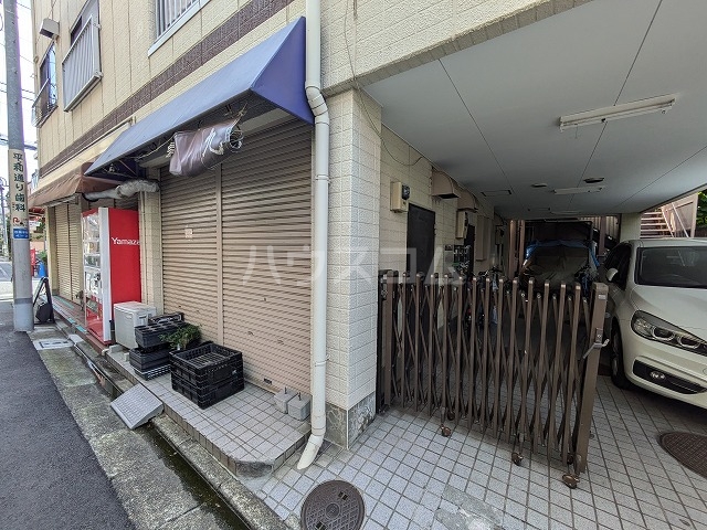 18/23 エントランス