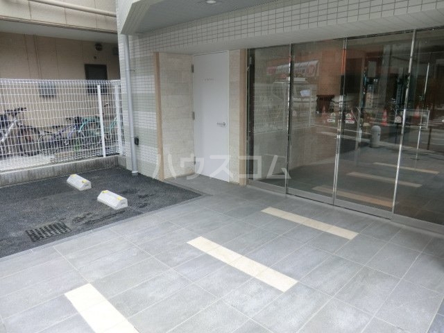 21/30 エントランス