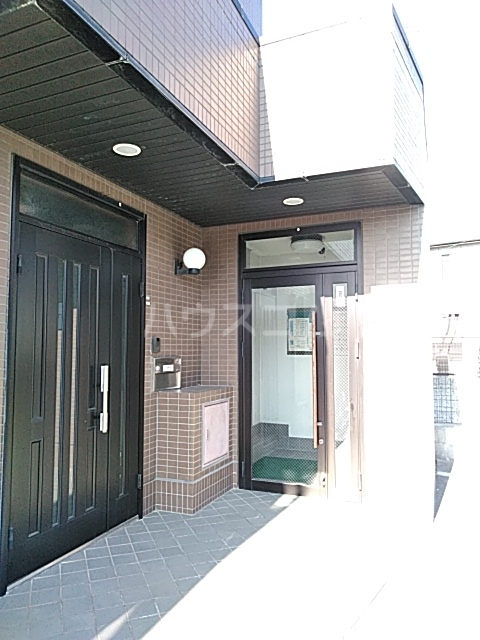 23/25 エントランス