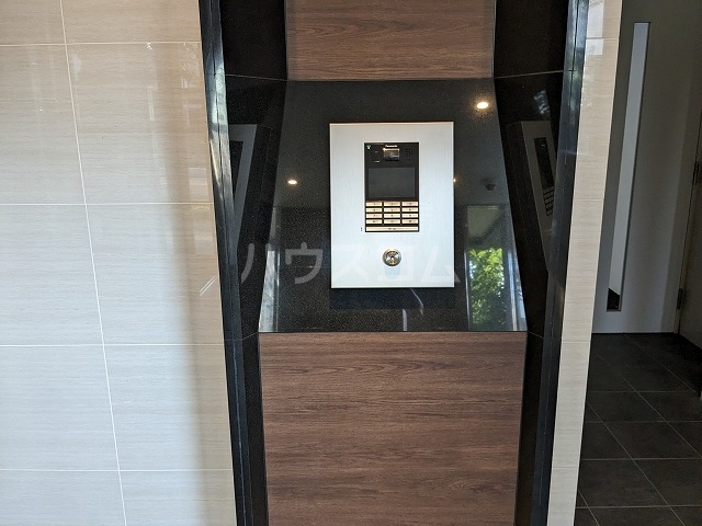 27/30 エントランス