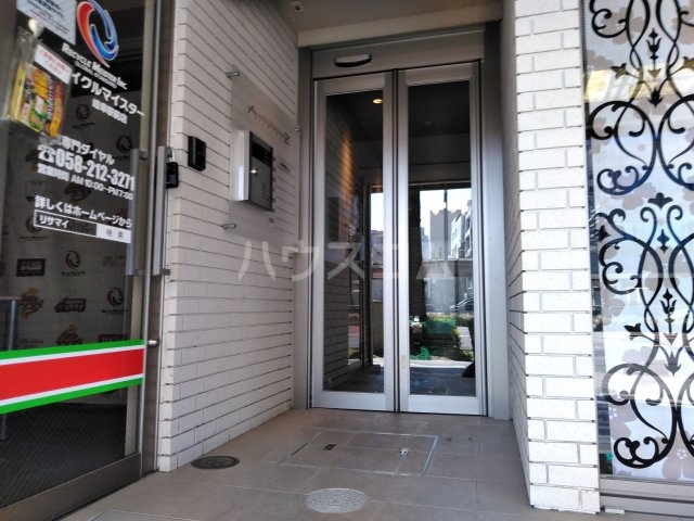 27/28 エントランス