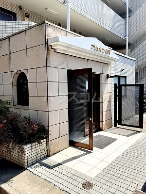 27/30 エントランス