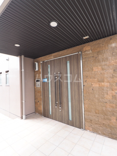 19/27 エントランス