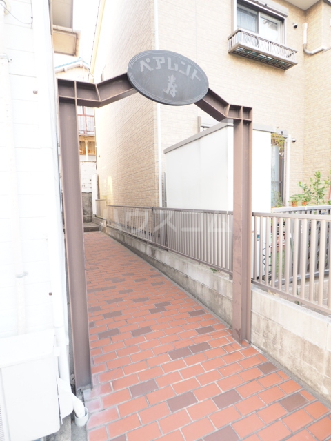 22/27 エントランス