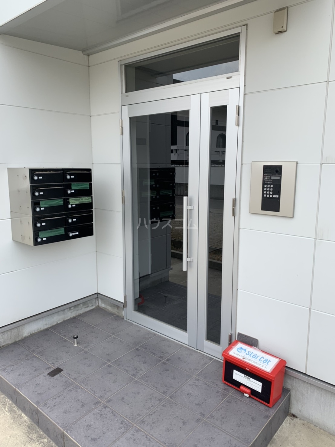 27/30 エントランス