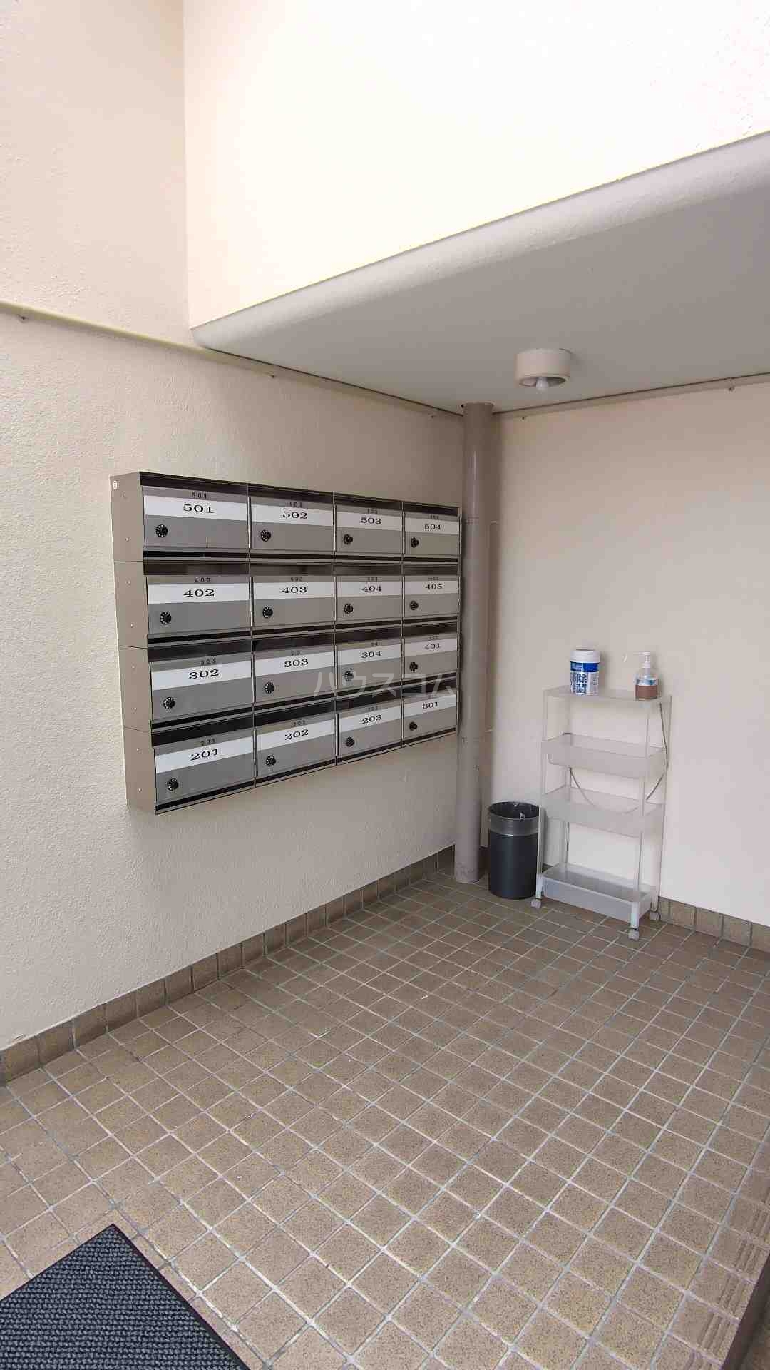 27/30 エントランス