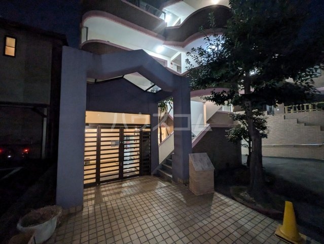 28/30 エントランス