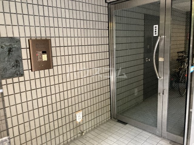 26/29 エントランス