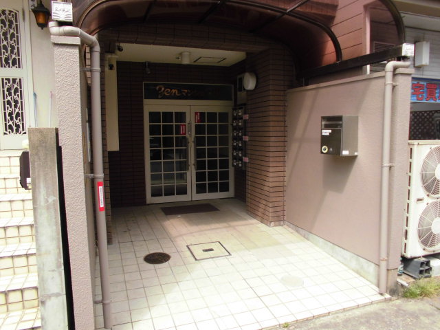 21/30 エントランス