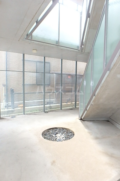 21/30 エントランス