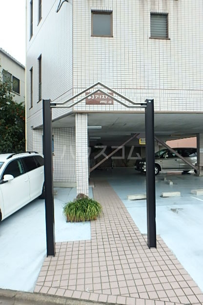 22/27 エントランス