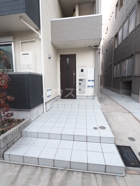 27/30 エントランス