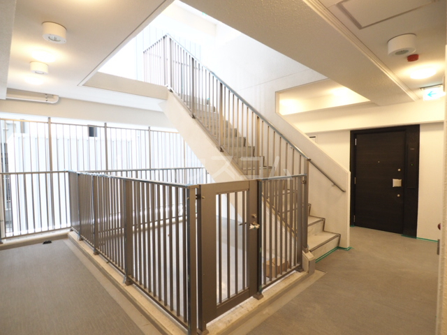 24/30 エントランス