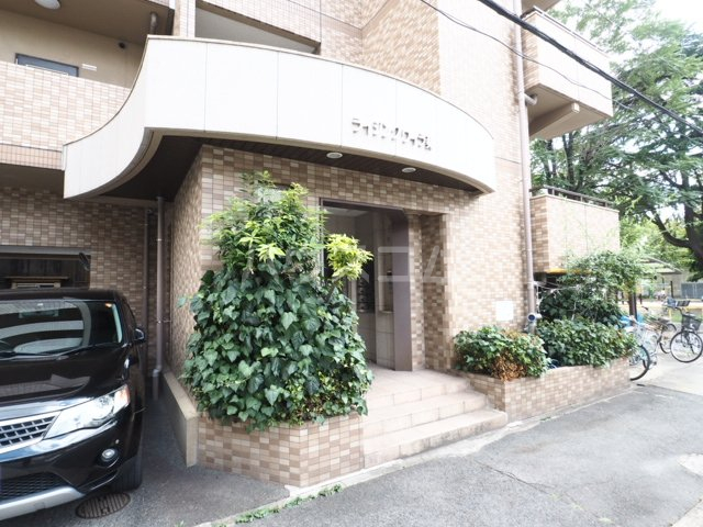 28/30 エントランス