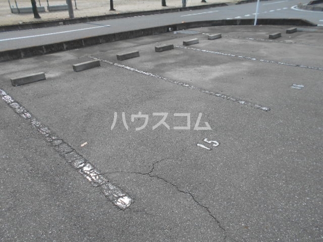 18/28 駐車場