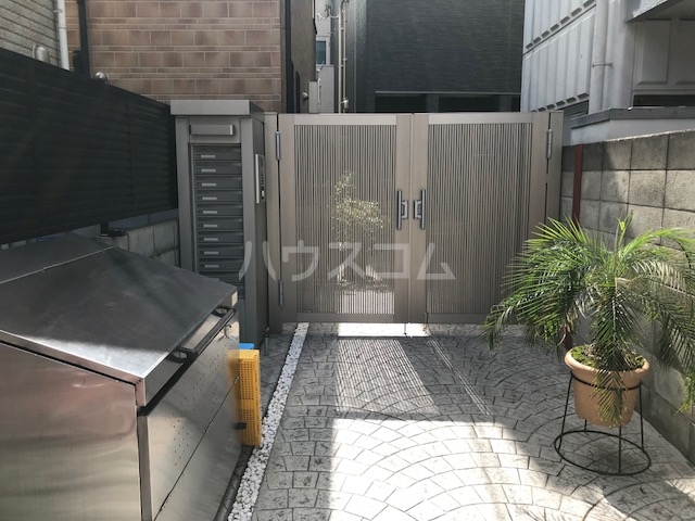 23/30 エントランス