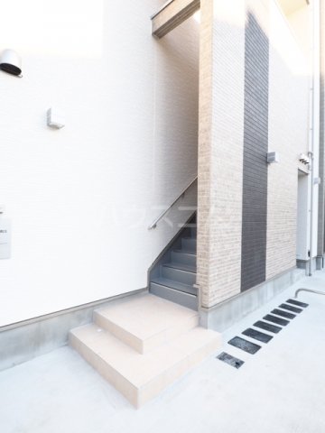 27/30 エントランス