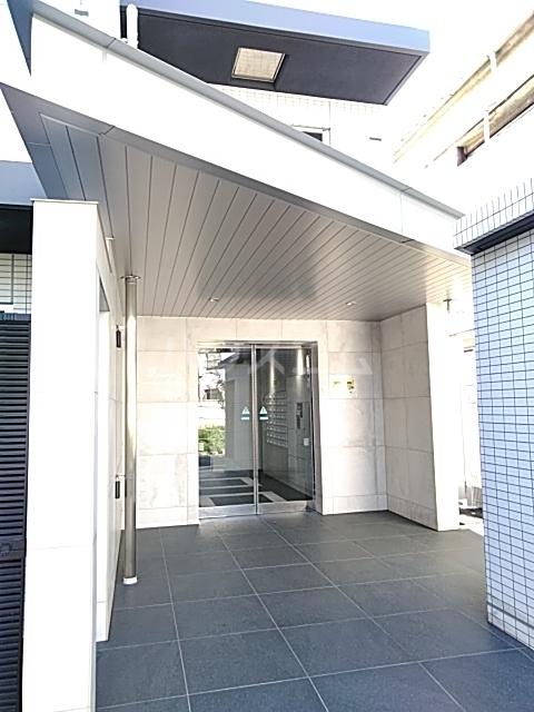 21/30 エントランス
