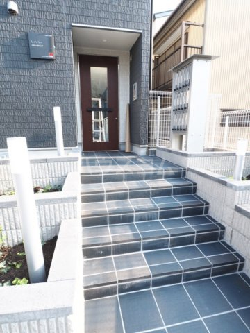 24/30 エントランス