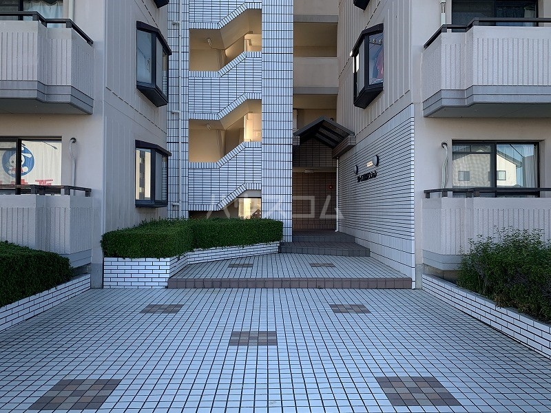 13/23 エントランス