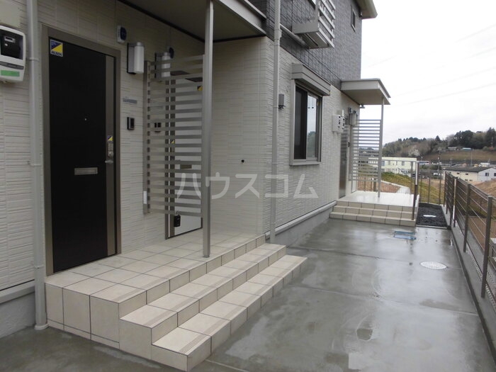 23/27 エントランス