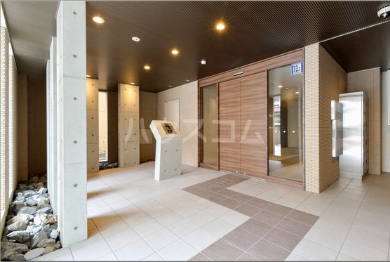 16/23 エントランス