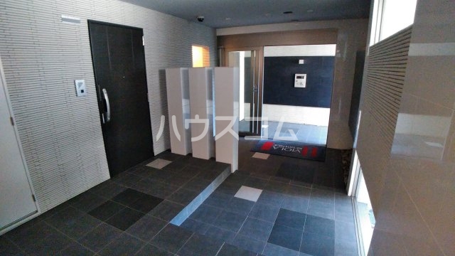 27/30 エントランス