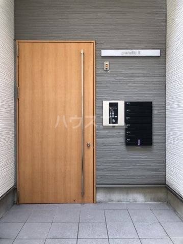 26/30 エントランス