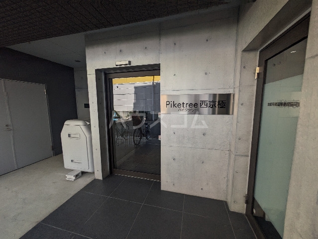 27/30 エントランス