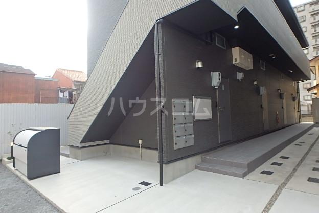 18/27 エントランス