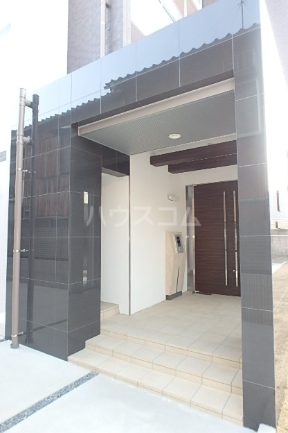 22/27 エントランス