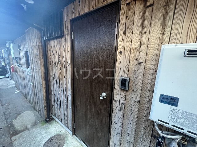 27/30 エントランス