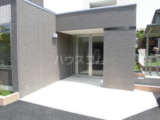 13/22 エントランス