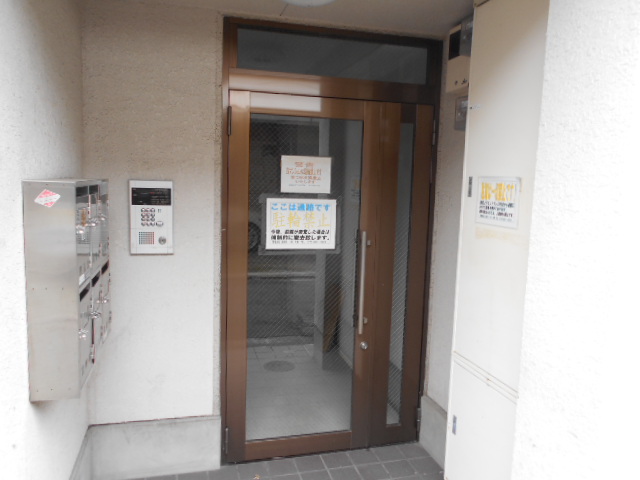 22/27 エントランス