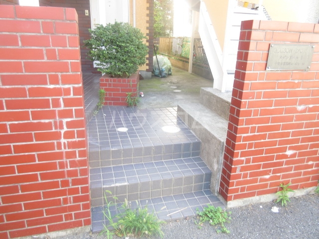 18/27 エントランス