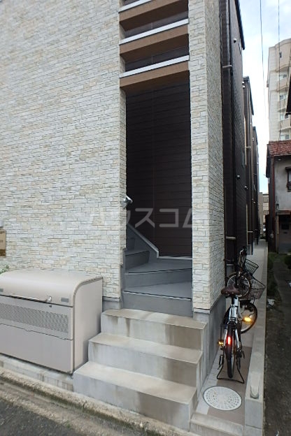 23/29 エントランス