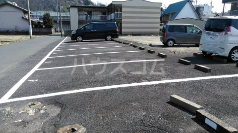 18/27 駐車場
