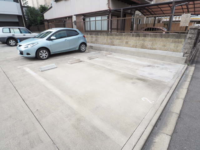 21/28 駐車場