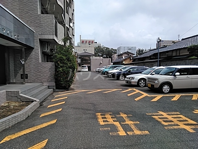 25/27 駐車場