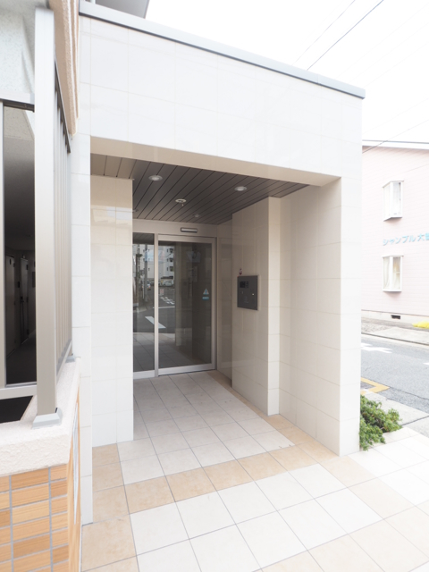 22/28 エントランス