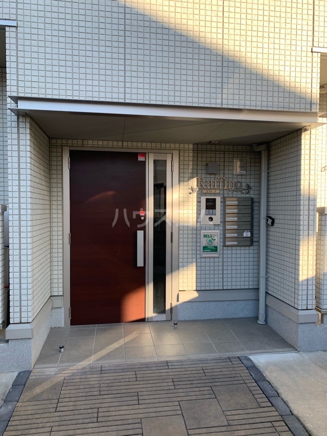 26/27 エントランス